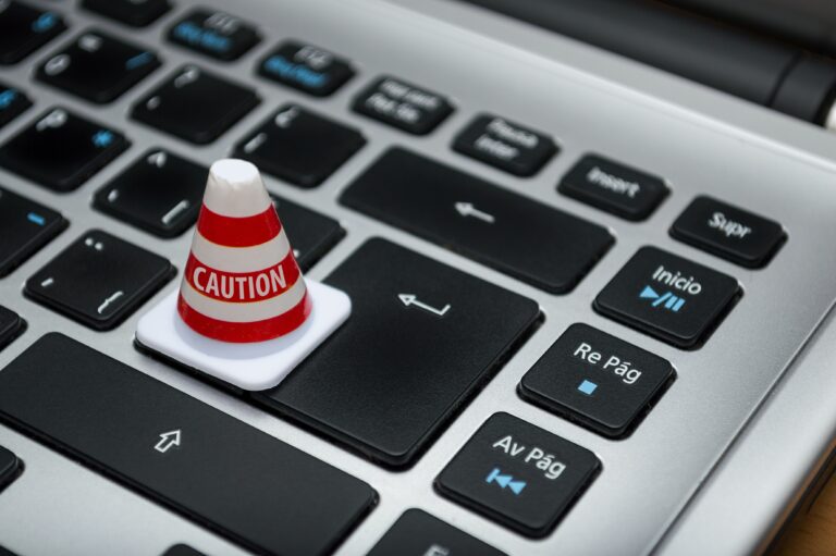 Computer with a sign to inform about things to pay attention to from cybersecurity to market advantage