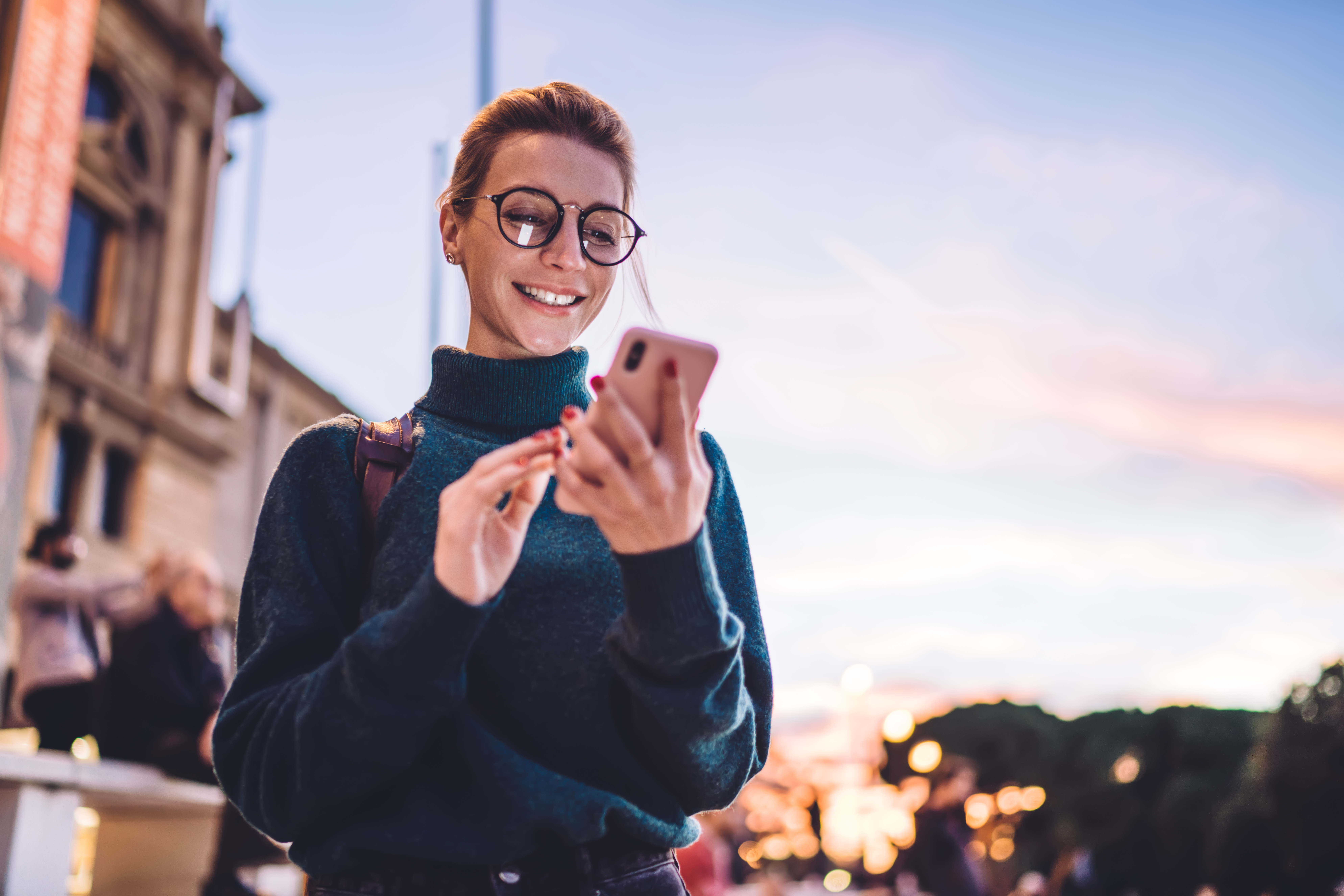 Frau mit Mobiltelefon