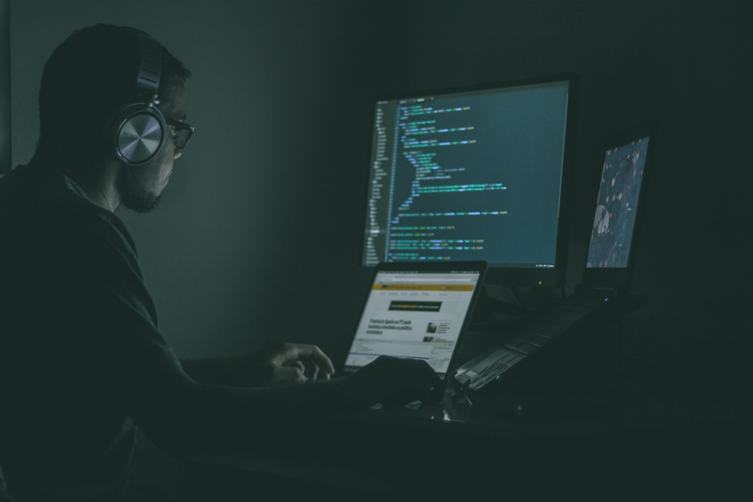 Mann am Computer beim Programmieren