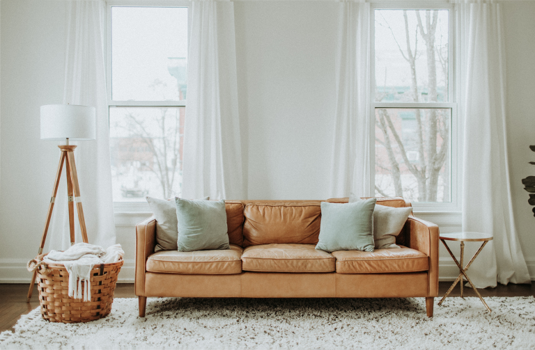 ein Sofa in einem Wohnzimmer von vorne