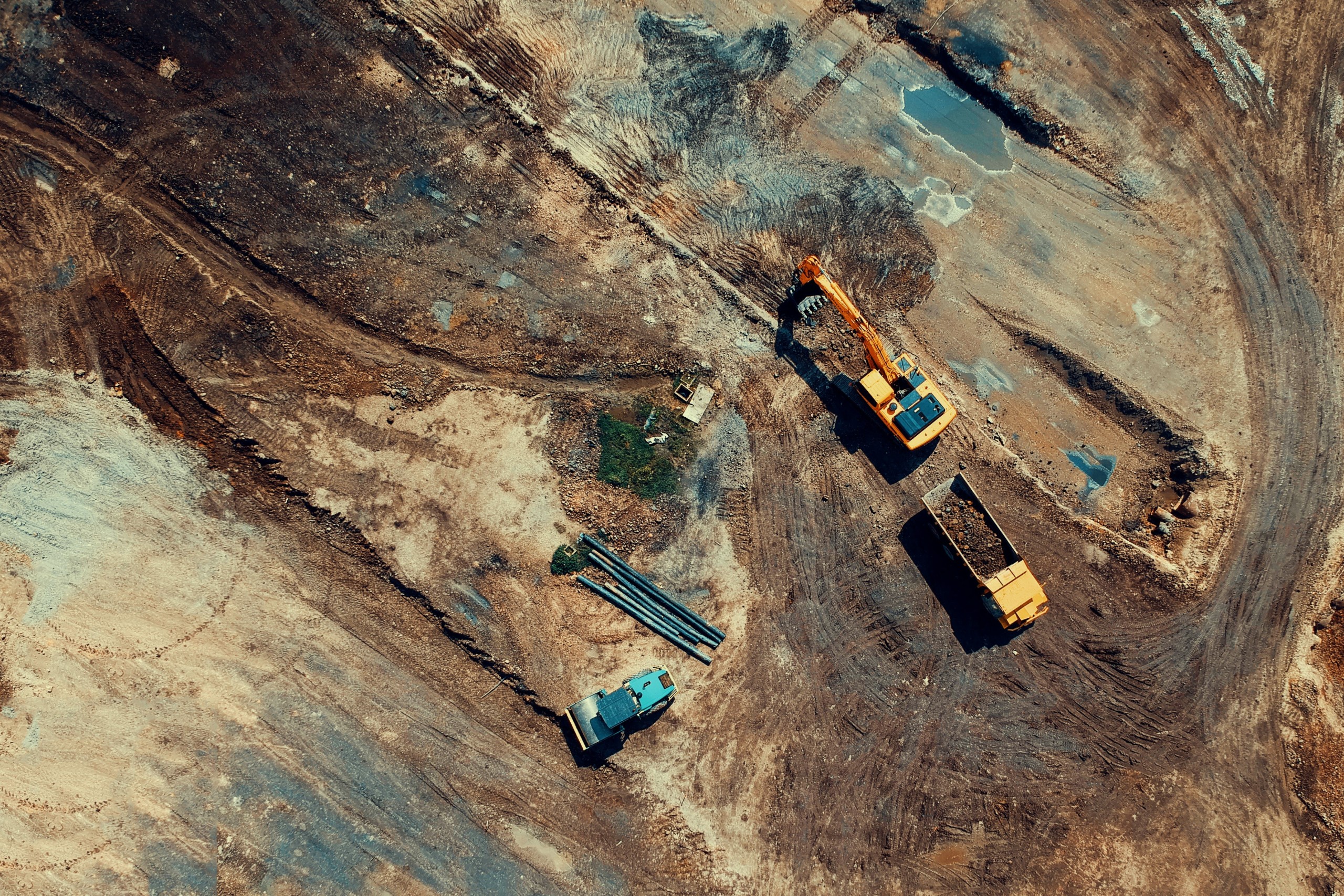 Eine große Baustelle von oben mit verschiedenen Baustellenfahrzeugen